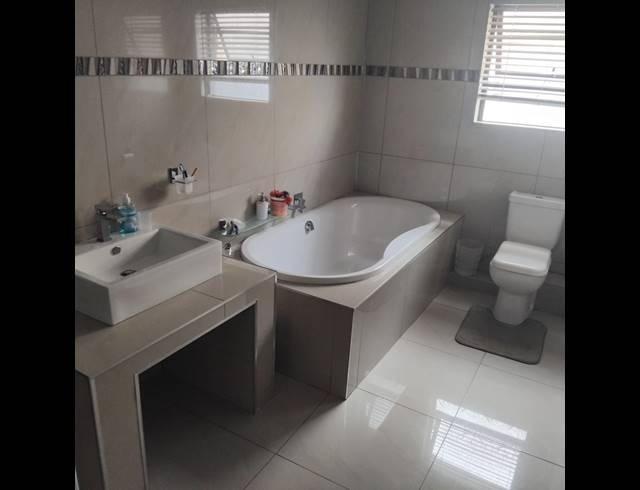 4 BEDROOM FREEHOLD FOR SALE IN WOODHILL ESTATE